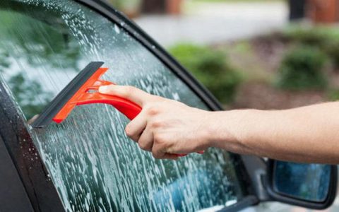 汽车玻璃怎么去除油膜