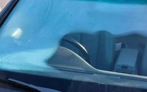 挡风玻璃里面怎么擦干净