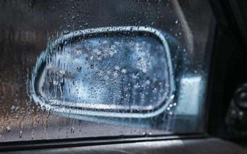 怎样才能让倒车镜不沾水