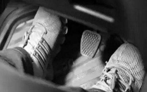 手动挡车减速先踩离合还是刹车