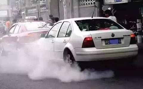 汽车排气管冒白烟正常吗