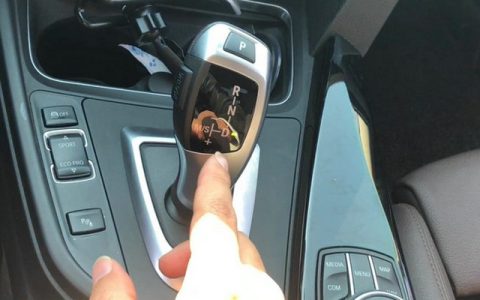 怎样开自动挡车起步