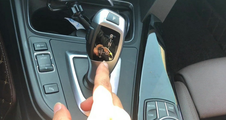 怎样开自动挡车起步