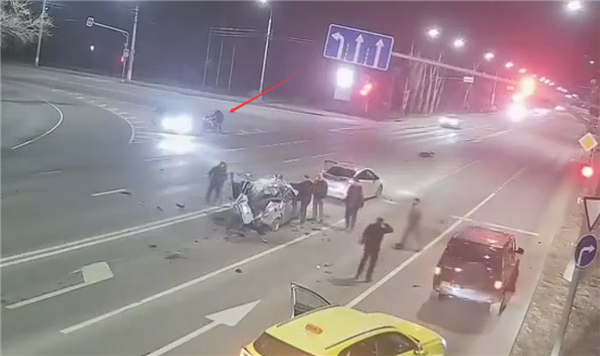 管好右手！深夜摩托车狂飙撞上等红灯轿车：双双报废