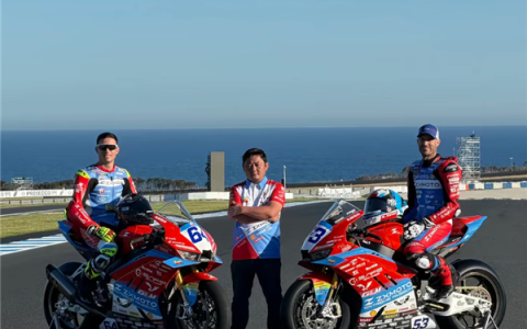 笑喷！张雪接受媒体采访太耿直 网友：这是能播的吗