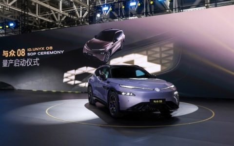 小鹏、大众首款合作车型与众08量产下线：全系标配VLA智驾 续航超700km