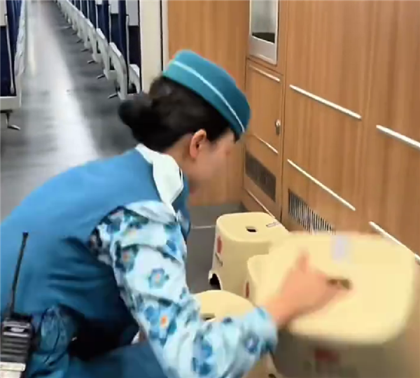 火车为无座旅客提供5000个小板凳 12306回应：优先给重点旅客