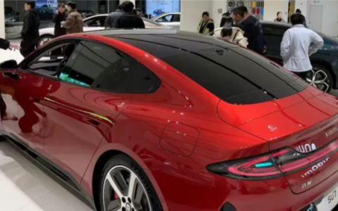 试驾排到下周！新小米SU7上市首日客流爆满：销售称最快4月能交付