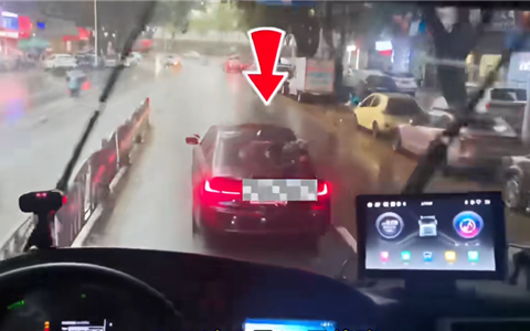 私家车故意“龟速”行驶阻挡出警消防车 被罚200元、记3分