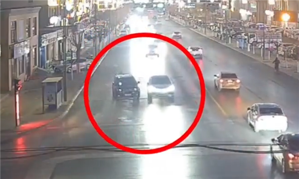 从斗气到撞车仅几十秒! 内蒙古两司机开斗气车双双被罚