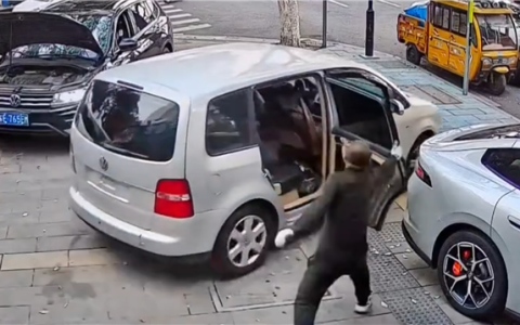 男子连续误操作致三车受损 网友吐槽已被蠢哭