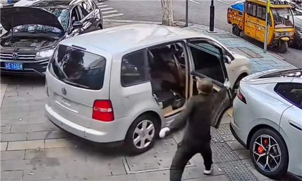 男子连续误操作致三车受损 网友吐槽已被蠢哭