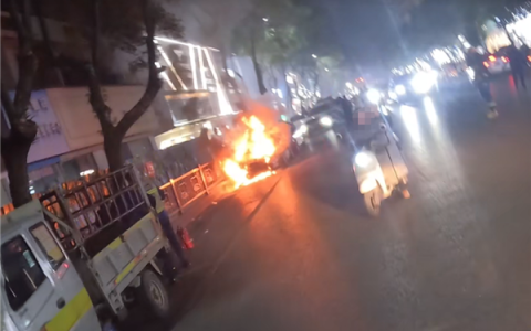 路边车起火男子上前围观 发现烧的竟是自家车