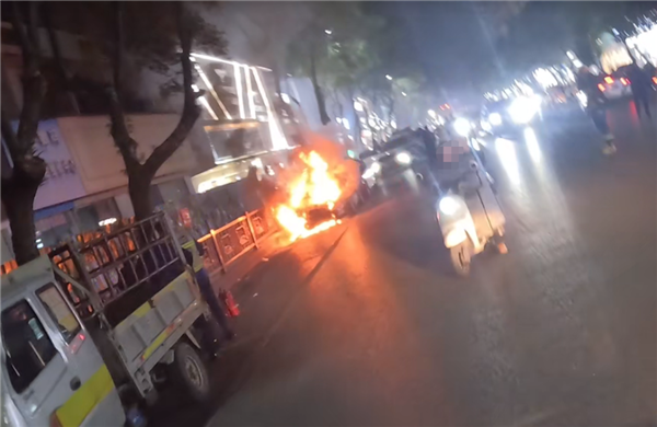 路边车起火男子上前围观 发现烧的竟是自家车