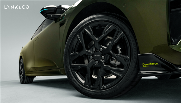 造型忒拉风！领克07 EM-P碳纤维尾翼版上市：限时13.98万起