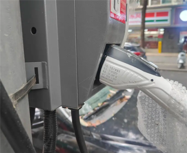 再也不愁充电难了!成都将充电桩装在路灯上:600多个点位4月底投用