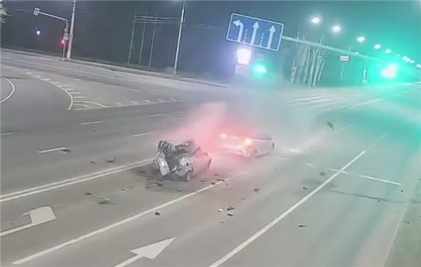 管好右手！深夜摩托车狂飙撞上等红灯轿车：双双报废