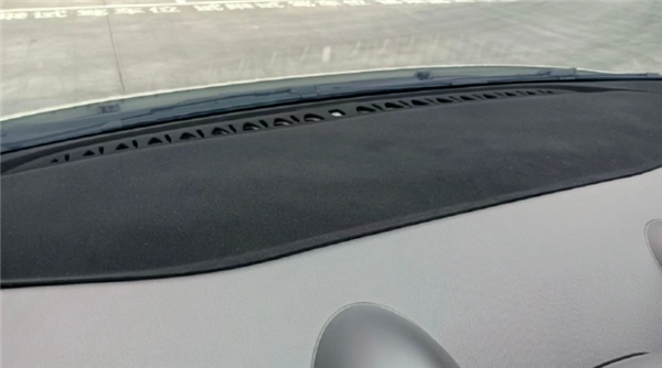 车内给对讲机充电惹祸：挡风玻璃裂成“蛛网” 中控被烧出大洞！