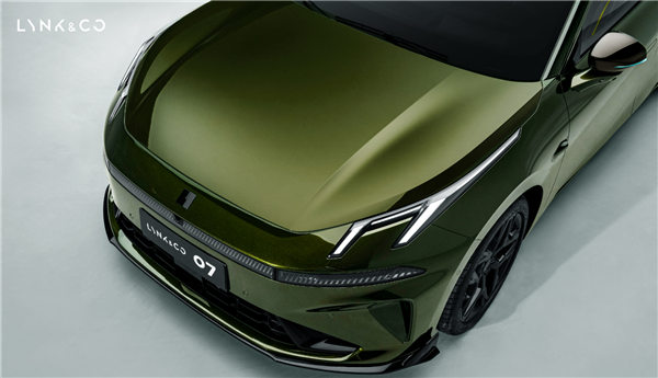 造型忒拉风！领克07 EM-P碳纤维尾翼版上市：限时13.98万起