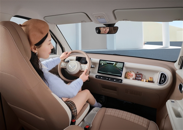 小姐姐可以换新车了 全新宏光MINIEV开订：至高可享万元大礼包