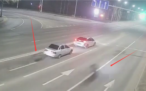 管好右手！深夜摩托车狂飙撞上等红灯轿车：双双报废
