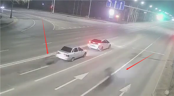 管好右手！深夜摩托车狂飙撞上等红灯轿车：双双报废