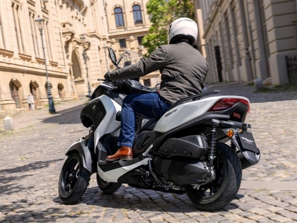 告别肉包铁!雅马哈发布全球首款带安全气囊的量产踏板车Tricity 300