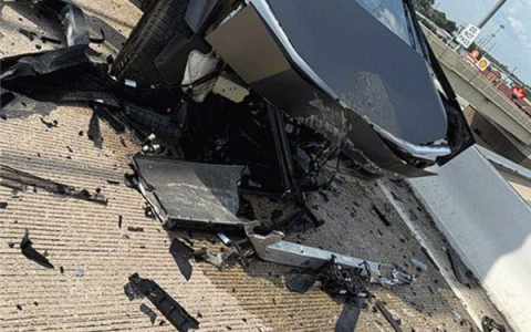 女子开特斯拉Cybertruck撞护栏索赔100万美元 马斯克公开回应了