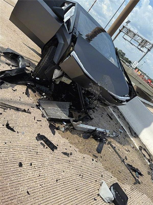 女子开特斯拉Cybertruck撞护栏索赔100万美元 马斯克公开回应了