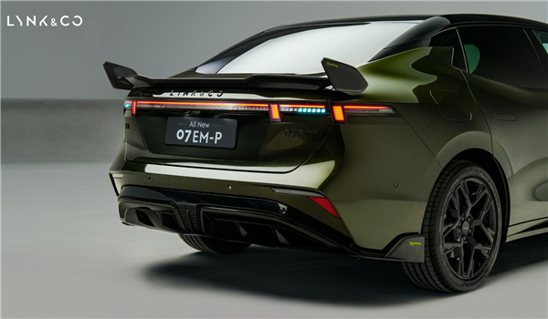造型忒拉风！领克07 EM-P碳纤维尾翼版上市：限时13.98万起