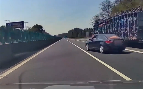 司机出服务区后随心所欲压实线直插快车道：被撞还需负全责