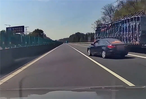 司机出服务区后随心所欲压实线直插快车道：被撞还需负全责