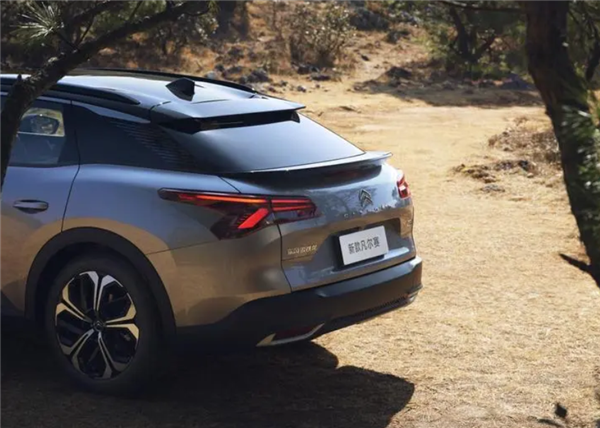 东风雪铁龙新款凡尔赛C5 X将于3月23日上市：标配流光镂空丝印