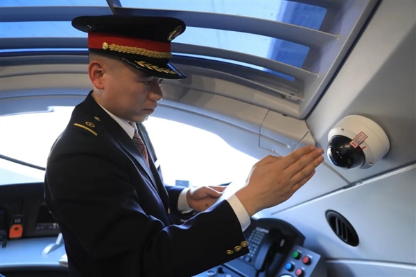 见没见过高铁换向！车尾秒变车头