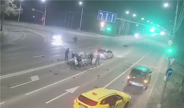 管好右手！深夜摩托车狂飙撞上等红灯轿车：双双报废