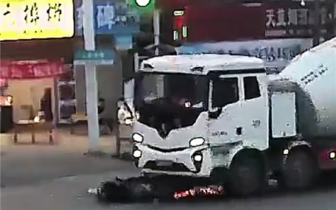 女子被水泥罐车拖行20米：有点儿晕 头盔救了自己