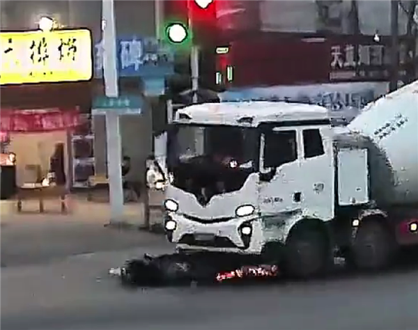 女子被水泥罐车拖行20米:有点儿晕 头盔救了自己