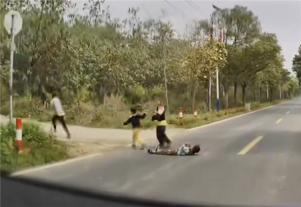 小鹏辅助驾驶突然触发减速绕行 车主接管靠近一看冷汗直流