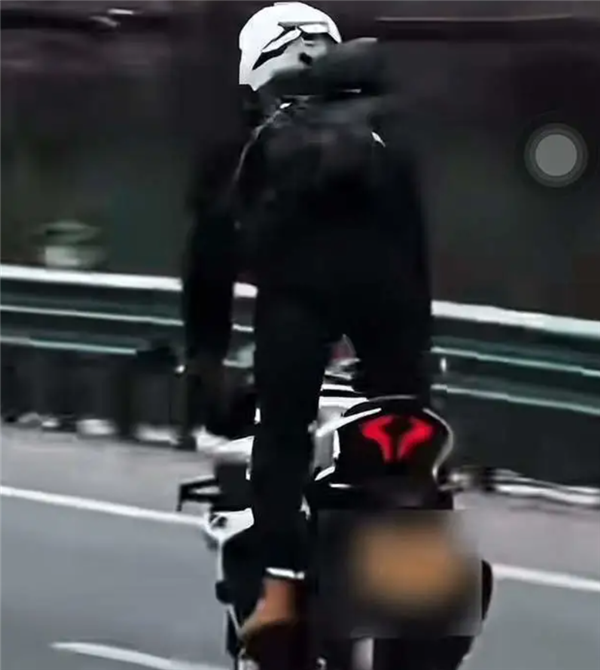 摩托司机高速上听DJ蹦迪还疯狂变道！交警：记6分罚400元