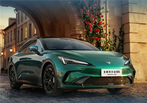 中型轿跑杀入10万以内！北汽极狐全新阿尔法S5上市：补贴价9.98万元起