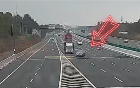 男子开轩逸错过高速出口强行连变3车道被货车制裁：整车报废