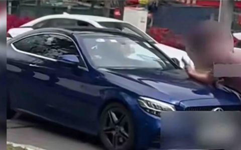 拘留5日！一奔驰车变道不打灯别停后车：争执升级竟故意撞人后逃逸