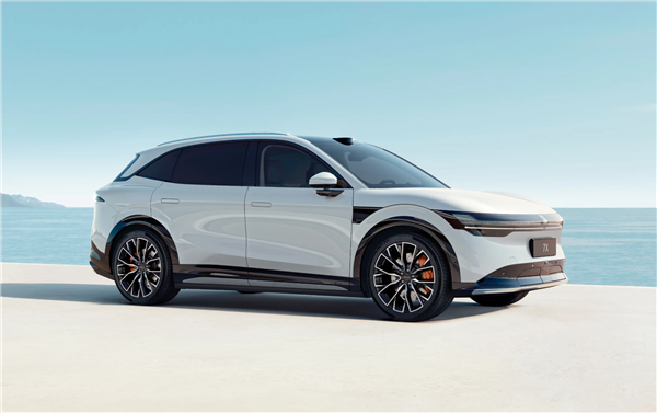 小学生实名投诉极氪 建议取消让她写作业的小桌板！极氪回应