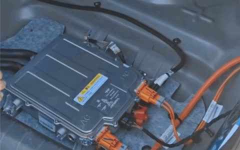 3年衰减40%！司机排队加装电池续命 专家：这些车都是移动炸弹