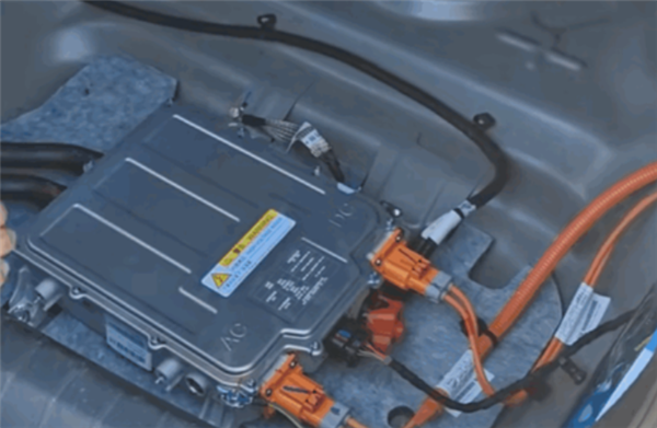3年衰减40%！司机排队加装电池续命 专家：这些车都是移动炸弹