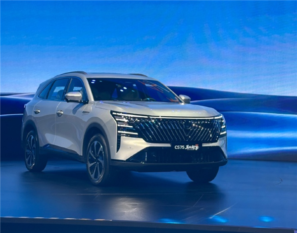 长安汽车发布蓝鲸超擎混动!蓝牌家轿城区油耗进入2L时代