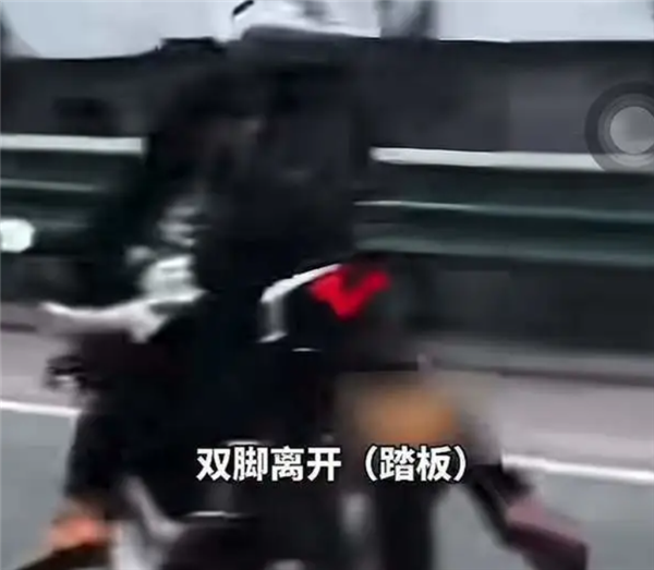 摩托司机高速上听DJ蹦迪还疯狂变道！交警：记6分罚400元