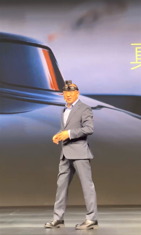 莲花CEO头戴相机讽刺车顶激光雷达 网友：升降摄像头手机咋没了呢