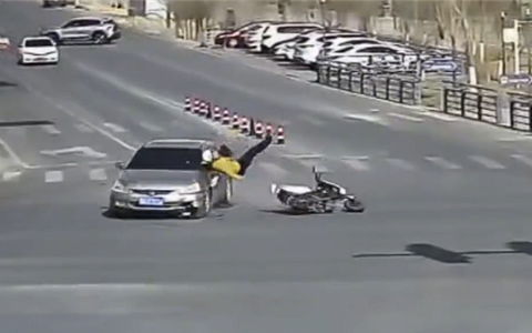 男子骑电动车闯红灯当场被撞飞：受伤还需负全责