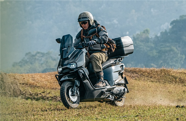 撞脸台铃电动车 五羊本田HRD125水冷踏板预售：1.298万起